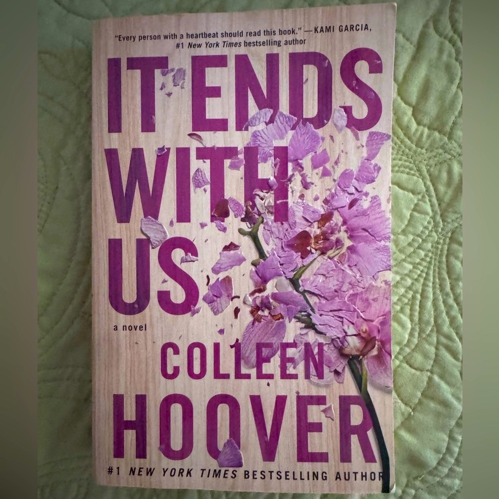 It Ends With Us / LIKE NEW book